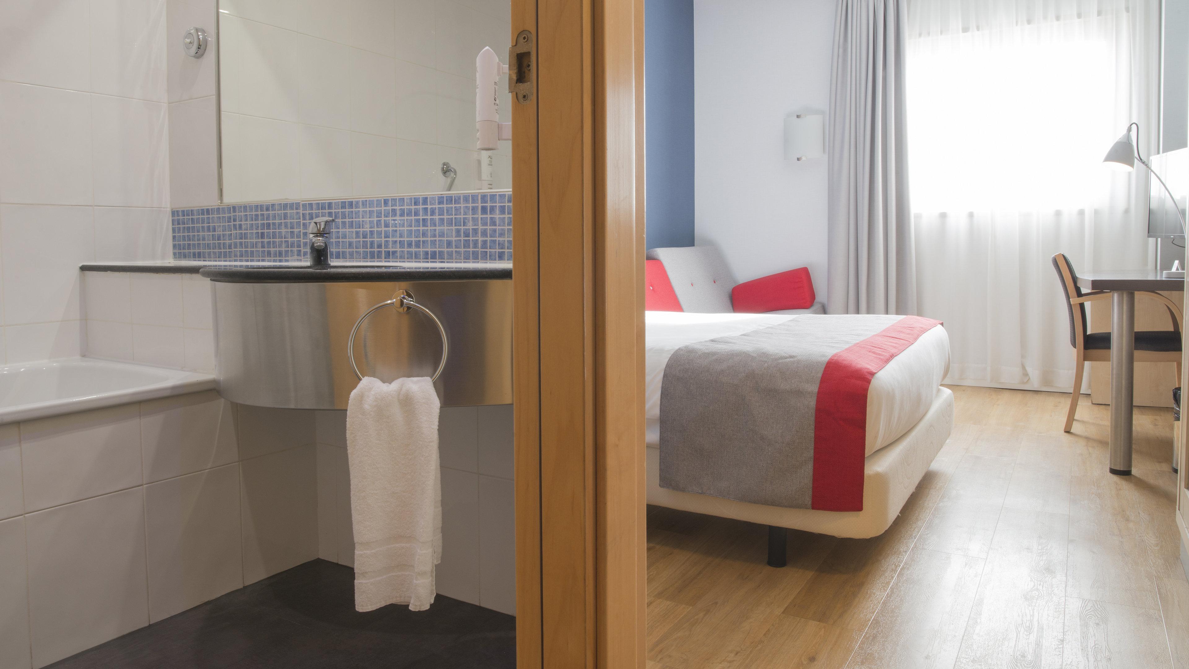 Holiday Inn Express Molins De Rei By Ihg Bagian luar foto