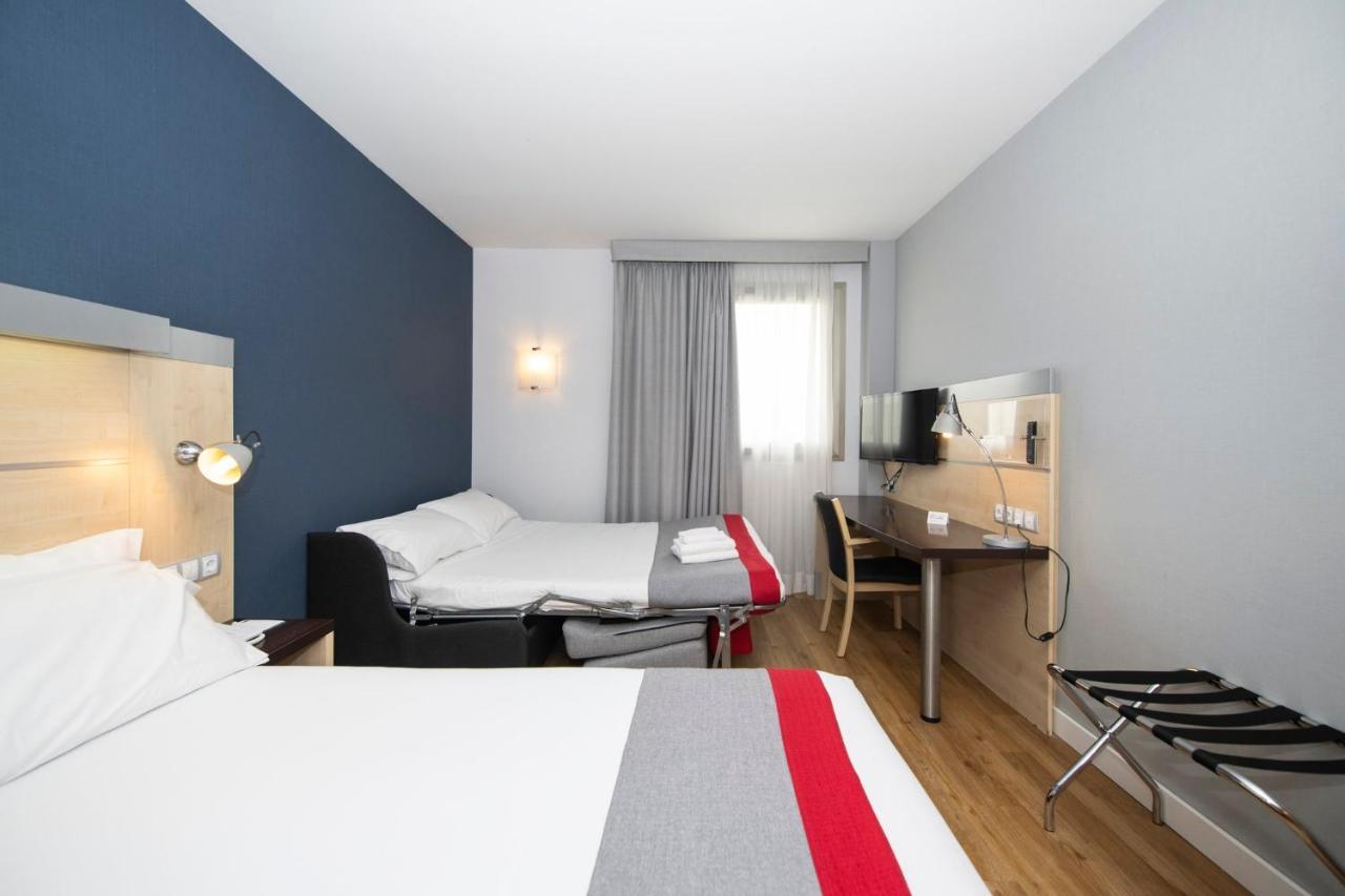 Holiday Inn Express Molins De Rei By Ihg Bagian luar foto