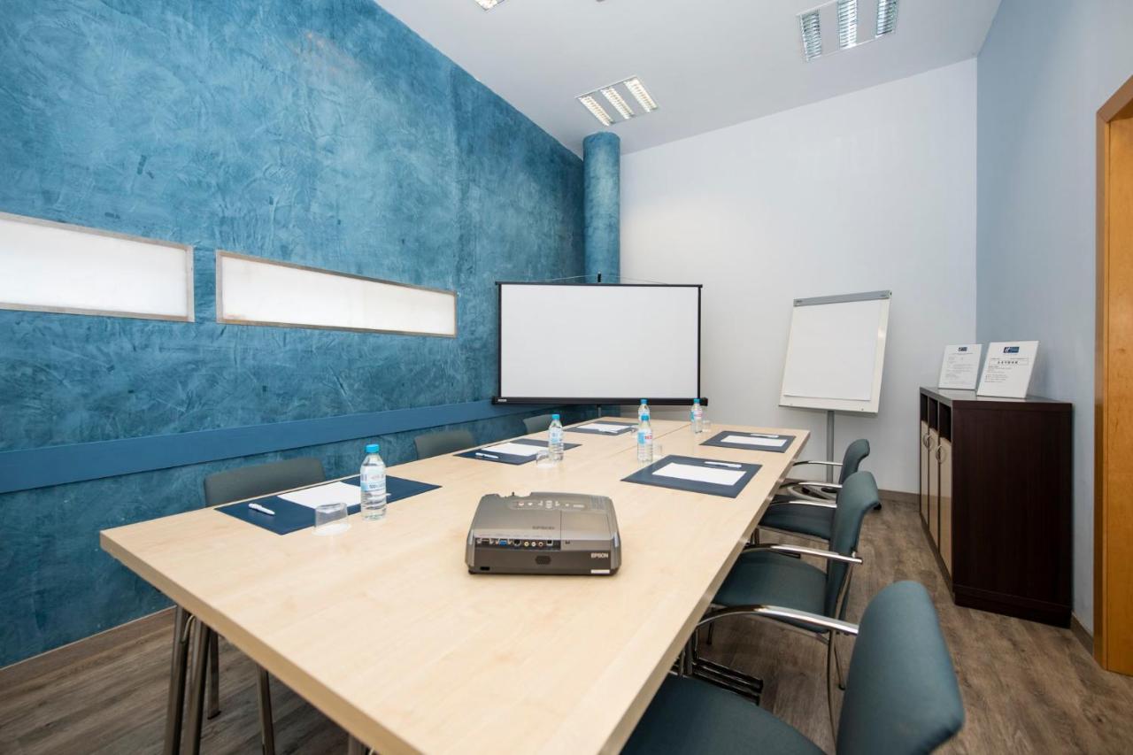 Holiday Inn Express Molins De Rei By Ihg Bagian luar foto