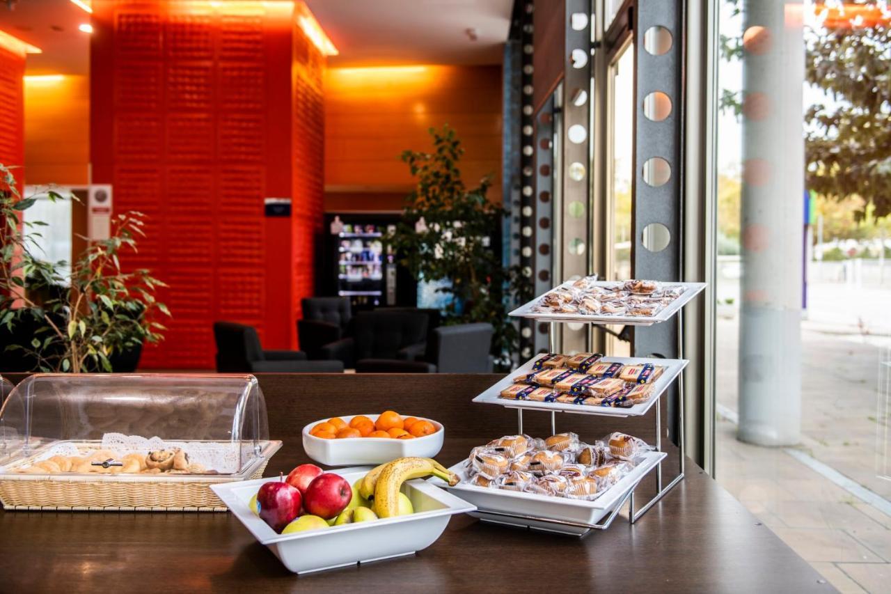 Holiday Inn Express Molins De Rei By Ihg Bagian luar foto