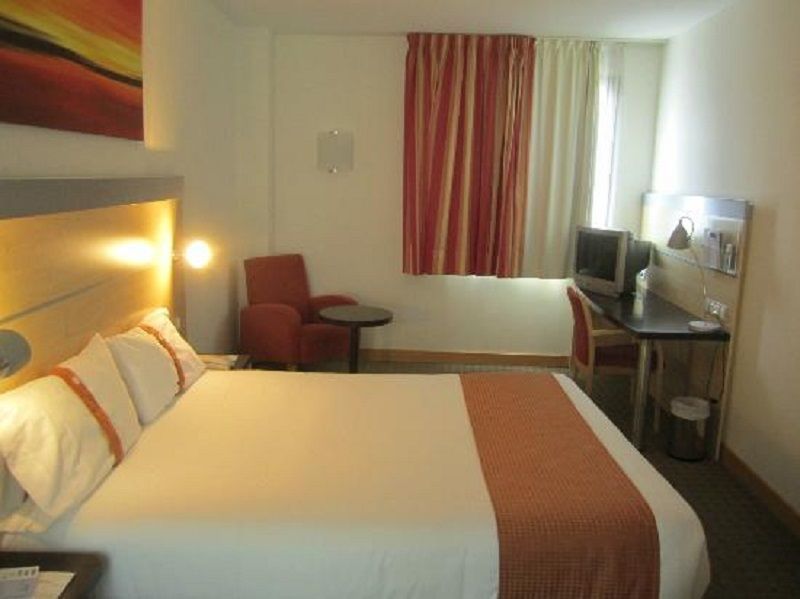 Holiday Inn Express Molins De Rei By Ihg Bagian luar foto