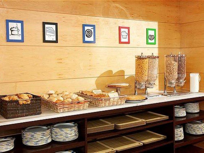 Holiday Inn Express Molins De Rei By Ihg Bagian luar foto