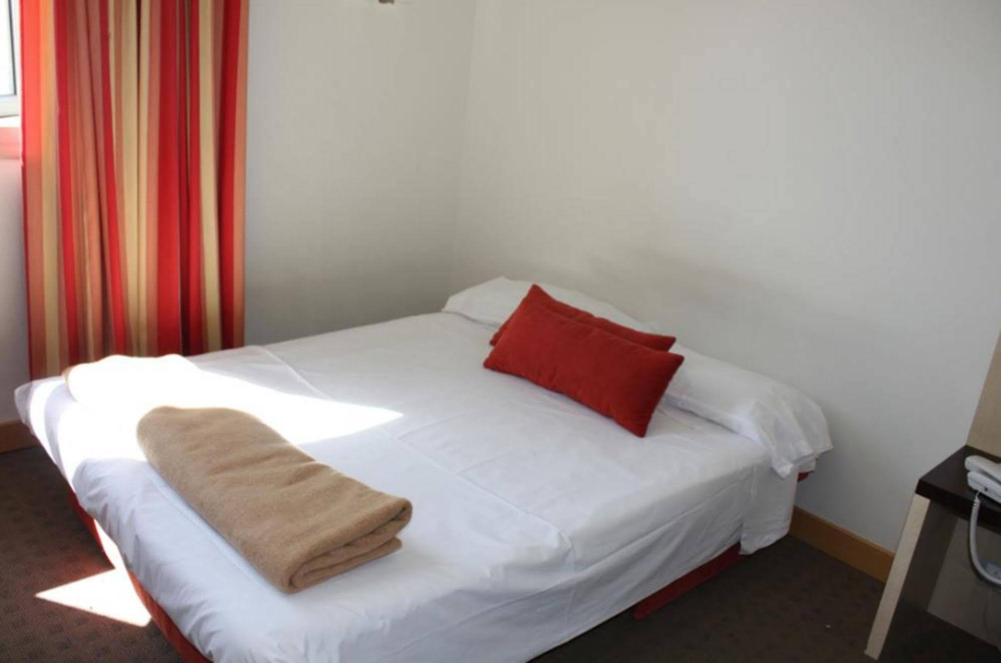 Holiday Inn Express Molins De Rei By Ihg Bagian luar foto